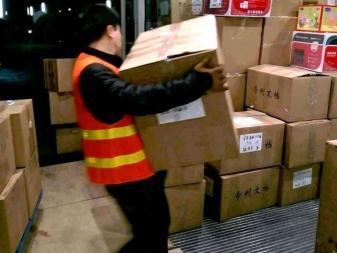 北京搬运工 城市流转中的汗水与力量